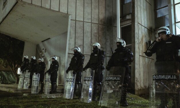 Elemző: Vučić fél lábbal belépett a diktatúrába, ezért nem írja ki a parlamenti választásokat