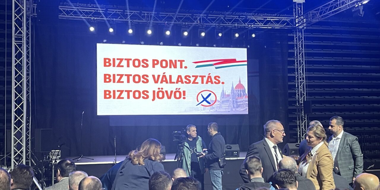 <span class="entry-title-primary">Pásztor: Legyünk erősek, egységesek, és akkor elpusztíthatatlanok leszünk!</span> <span class="entry-subtitle">Lakossági fórum helyett igazi DPK-show volt a VMSZ Fideszt támogató rendezvénye</span>