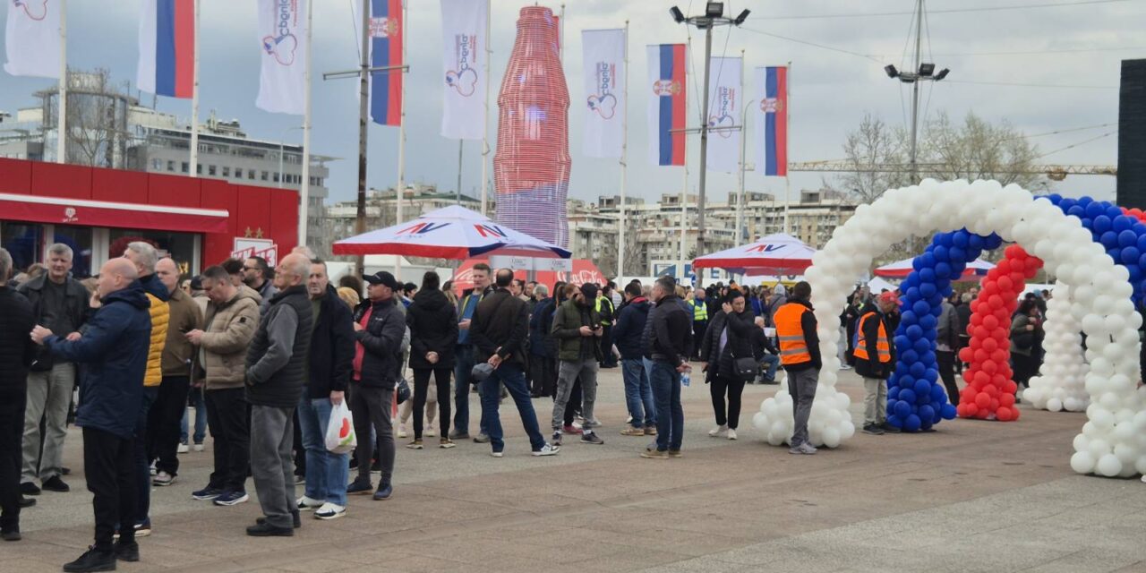 Haladópárti míting a belgrádi Arénában sátrakkal, standokkal és kordonokkal