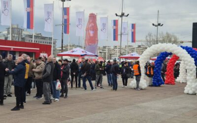 Haladópárti míting a belgrádi Arénában sátrakkal, standokkal és kordonokkal