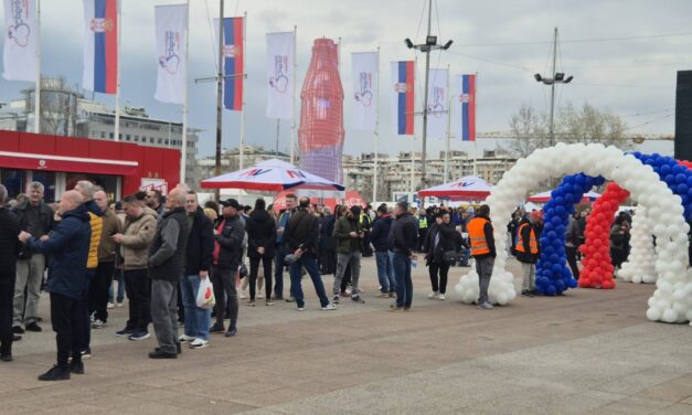 Haladópárti míting a belgrádi Arénában sátrakkal, standokkal és kordonokkal
