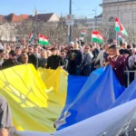 A kormányközeli sajtó azonnal ott volt a Tiszások között, hogy megörökítse az ukrán zászlót