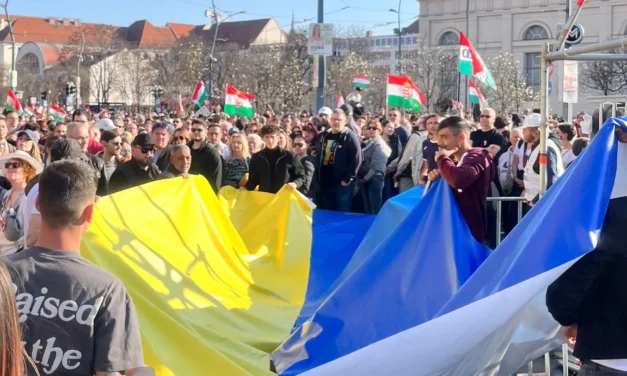 A kormányközeli sajtó azonnal ott volt a Tiszások között, hogy megörökítse az ukrán zászlót