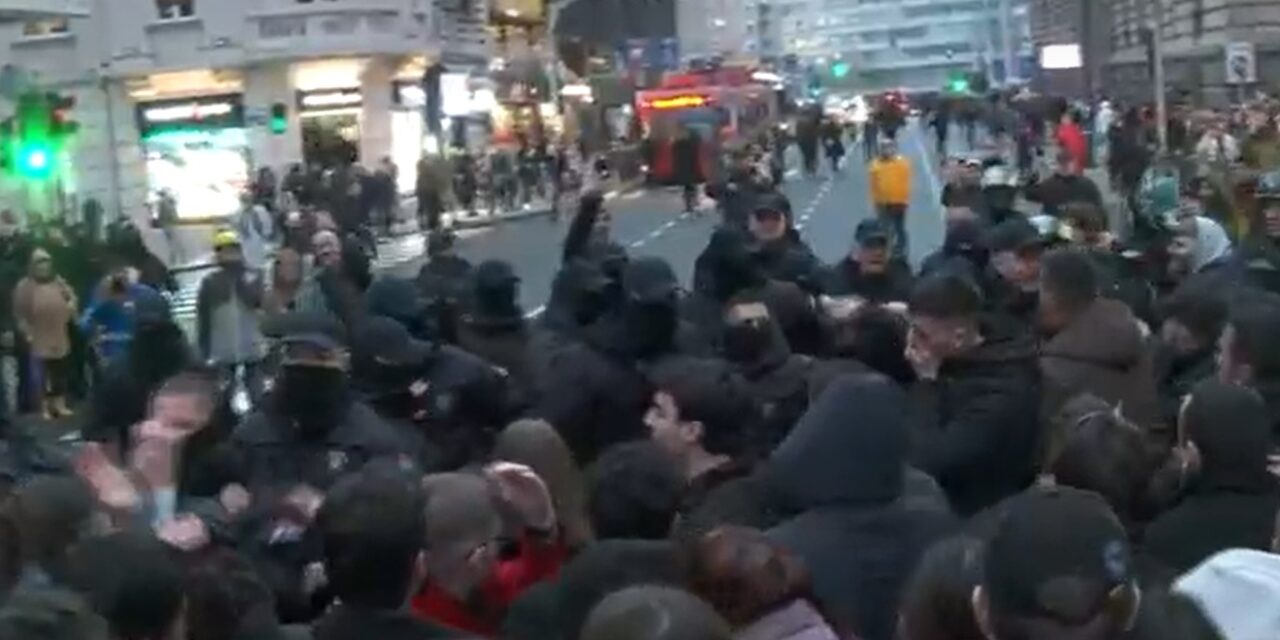 Tüntetés Belgrádban a rektorátusnál, a rendőrség maszkban számol le a tüntetőkkel