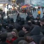 Tüntetés Belgrádban a rektorátusnál, a rendőrség maszkban számol le a tüntetőkkel