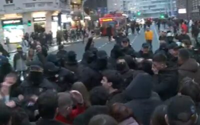 Tüntetés Belgrádban a rektorátusnál, a rendőrség maszkban számol le a tüntetőkkel