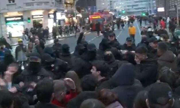 Tüntetés Belgrádban a rektorátusnál, a rendőrség maszkban számol le a tüntetőkkel