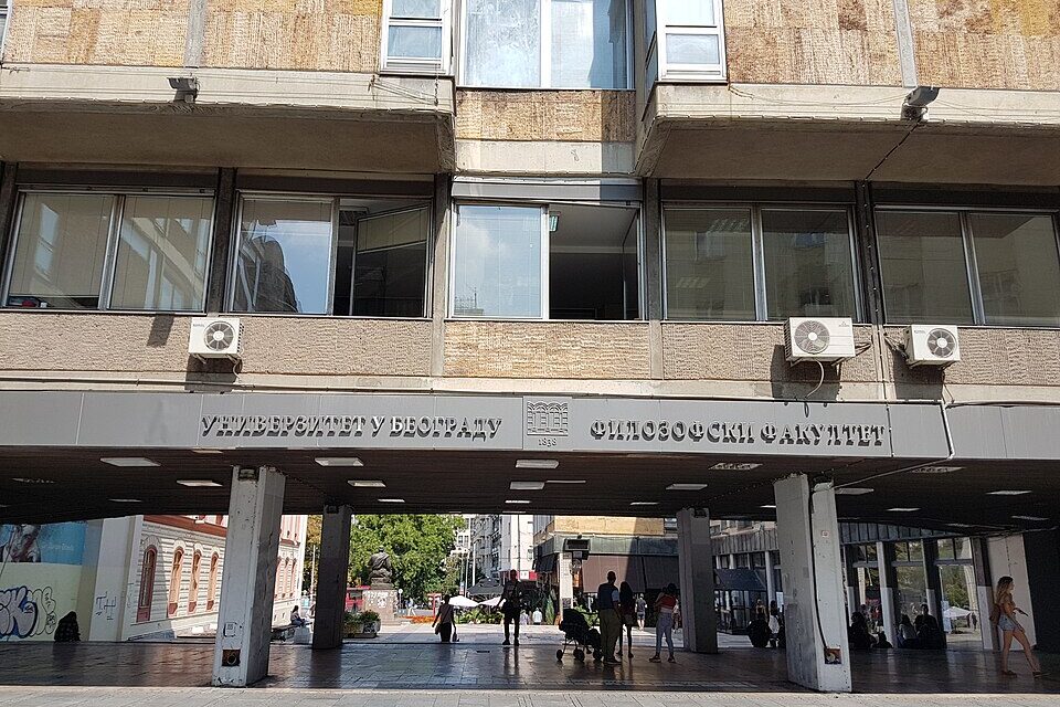 Kiugrott egy 25 éves nő a Belgrádi Bölcsészettudományi Kar ötödik emeletről