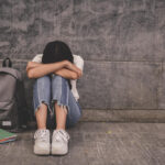  Térdre kényszerítették, pofozták, megalázták, és az egészet levideózták