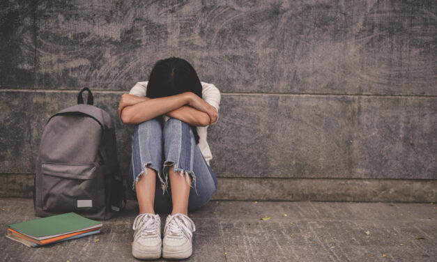  Térdre kényszerítették, pofozták, megalázták, és az egészet levideózták