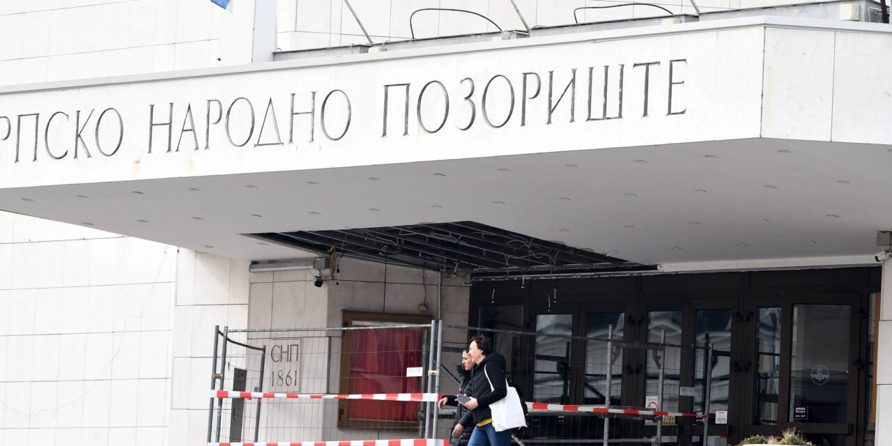 Darabok estek le az újvidéki színház előtetőjéből