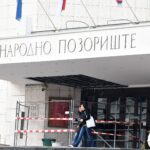 Darabok estek le az újvidéki színház előtetőjéből