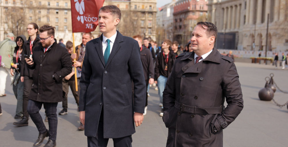 Levélszavazás: A videón látszik, ahogy az MNT elnöke behúzza az X-et a Fidesz-KDNP-re
