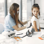 Hat féle vizsgálaton esnek át a leendő elsősök az orvosnál