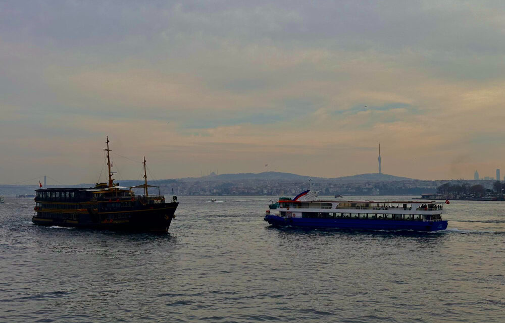 Mintegy 35 000 ember rekedt a hajókon a Perzsa-öbölben