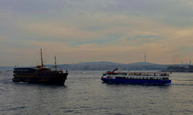 Mintegy 35 000 ember rekedt a hajókon a Perzsa-öbölben