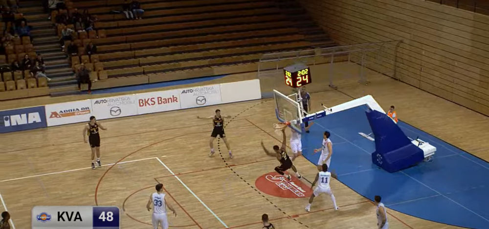 A játékosra zuhant a kosárszerkezet, a házigazdák szerint ő volt a hibás (videó)