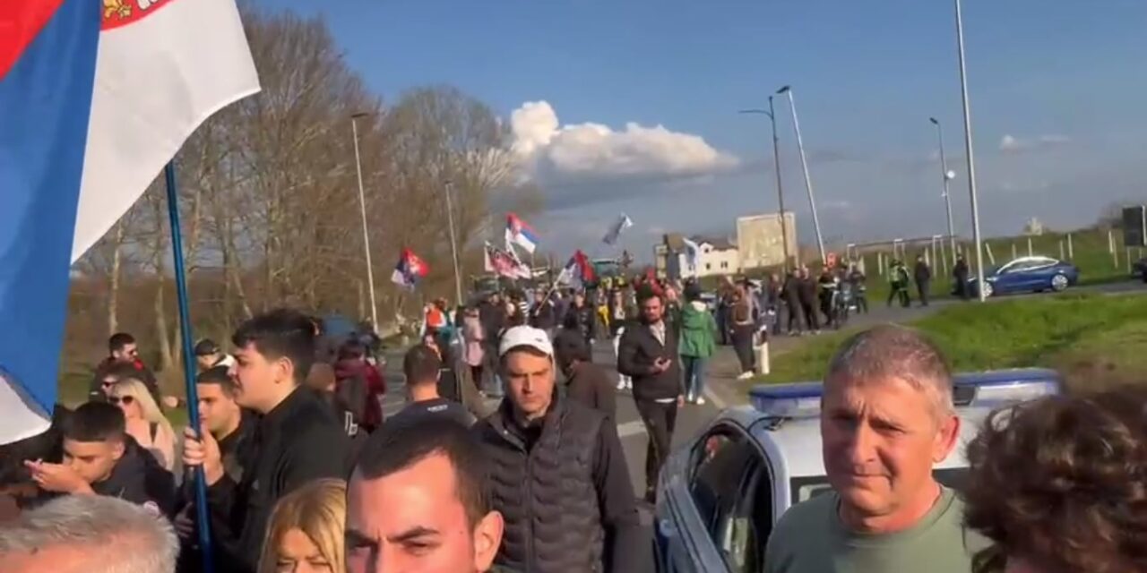 A rendőrség nem engedi Kúlára a tüntető egyetemistákat