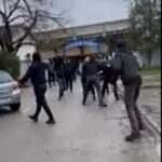 Tömegverekedés botokkal és fáklyákkal Kúlán