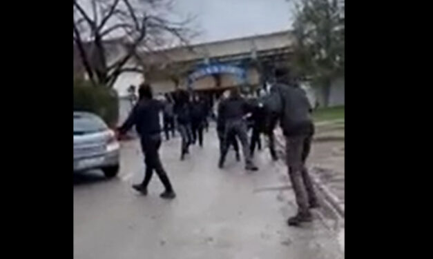 <span class="entry-title-primary">Tömegverekedés botokkal és fáklyákkal Kúlán</span> <span class="entry-subtitle">A polgárok dühösek a rendőrökre</span>