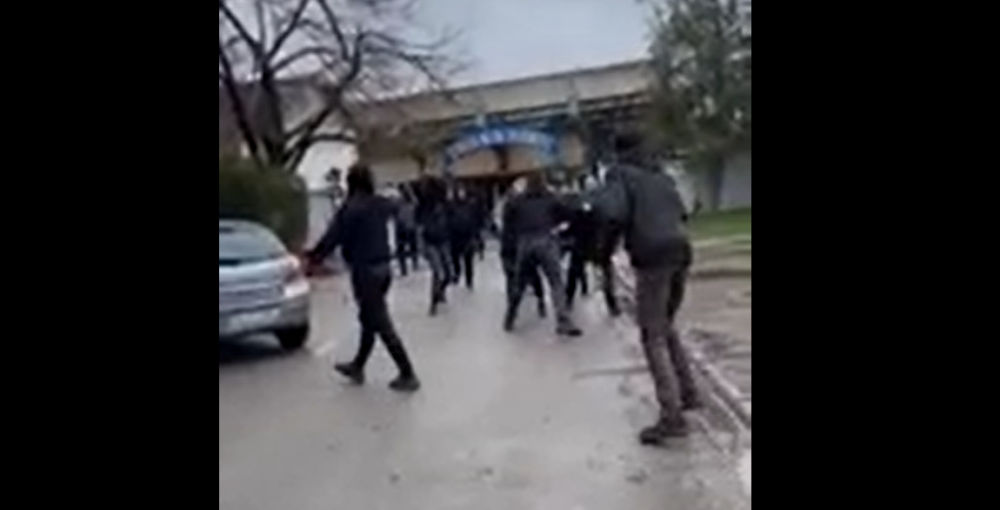 <span class="entry-title-primary">Tömegverekedés botokkal és fáklyákkal Kúlán</span> <span class="entry-subtitle">A polgárok dühösek a rendőrökre</span>