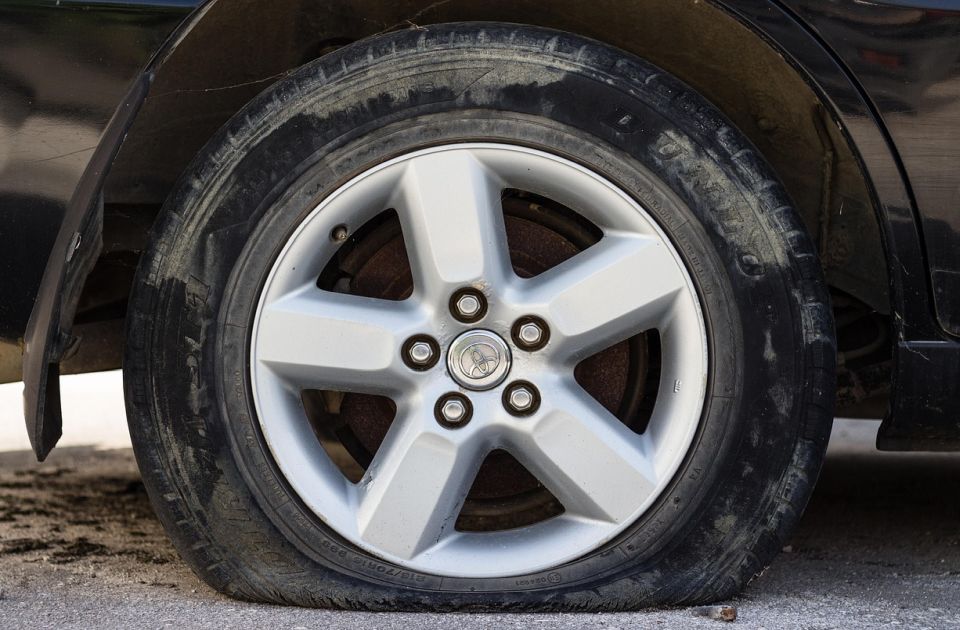 Kiszúrták a választási megfigyelők autóinak gumiját