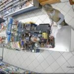 Videón, ahogy az eladónő szembeszáll a fegyveres rablóval