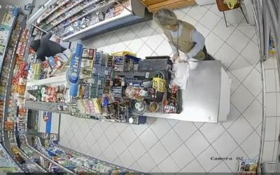 Videón, ahogy az eladónő szembeszáll a fegyveres rablóval