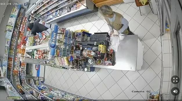Videón, ahogy az eladónő szembeszáll a fegyveres rablóval