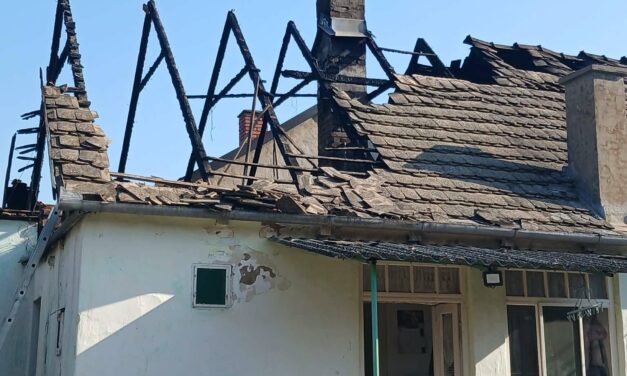 Leégett egy többgenerációs családi ház tetőszerkezete Óbecsén