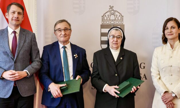 <span class="entry-title-primary">Magyar Érdemrend tisztikeresztjével tüntették ki Nyilas Mihályt és Gizella nővért</span> <span class="entry-subtitle">Pásztor Bálint felterjesztésére kapták a kitüntetést</span>