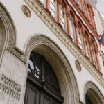 Rendőrigazgató: Gázmaszkokat, petárdákat, tűket találtak a Rektori Hivatal épületében