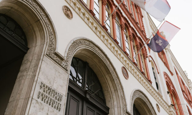 Rendőrigazgató: Gázmaszkokat, petárdákat, tűket találtak a Rektori Hivatal épületében