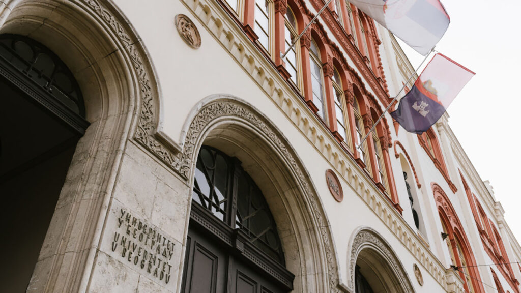 Az Informer élőben közvetítette, ahogy a bűnügyi rendőrség belép a Belgrádi Egyetem rektorátusába