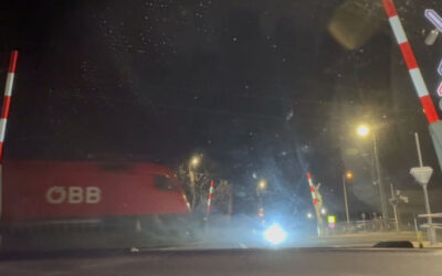 Nyitott sorompónál haladt át egy vonat a Budapest–Belgrád-vonalon
