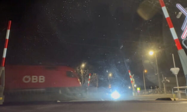 Nyitott sorompónál haladt át egy vonat a Budapest–Belgrád-vonalon