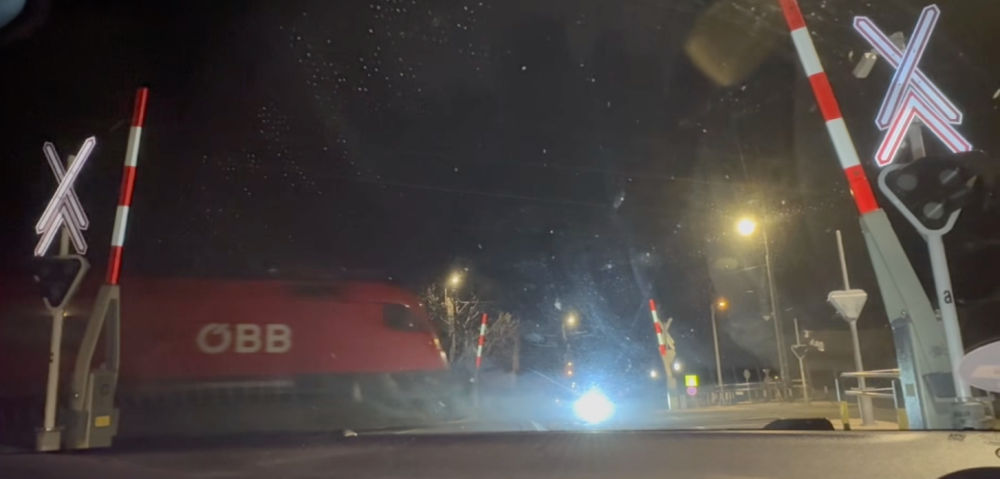 Nyitott sorompónál haladt át egy vonat a Budapest–Belgrád-vonalon