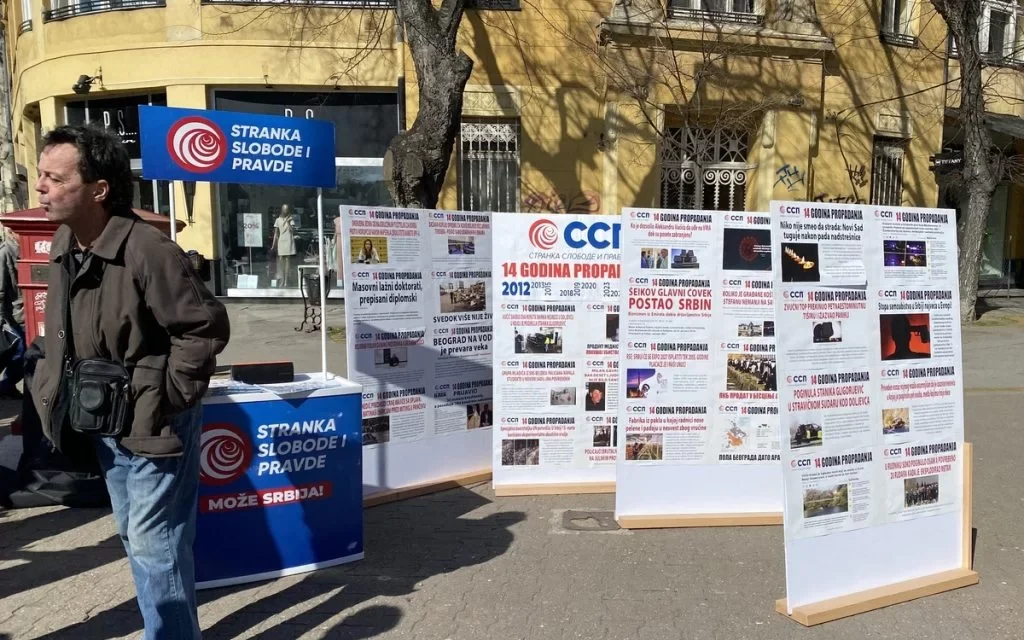 Szabadka főterén is látható az ország 14 éve tartó hanyatlását bemutató kiállítás