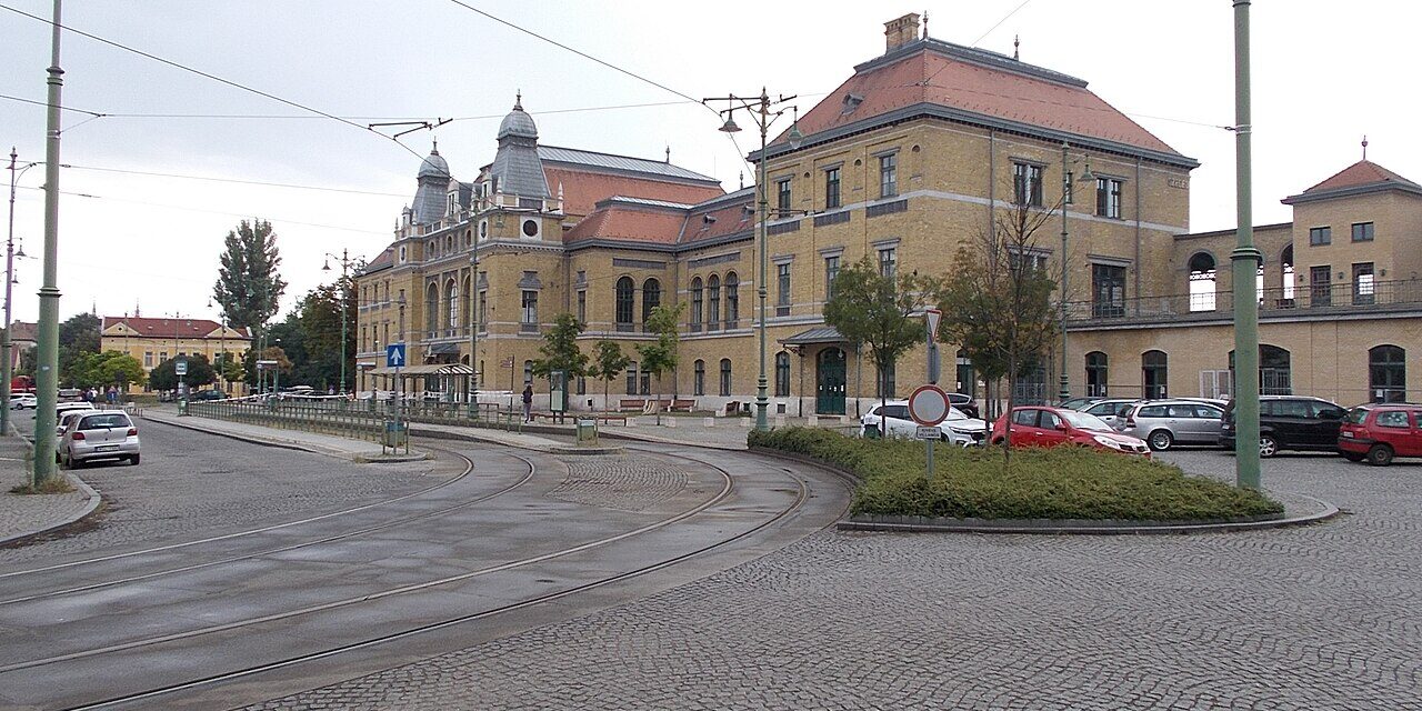 Hetekre lezárják a szegedi vasútállomás előtti teret