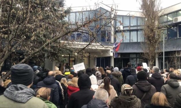 A rendőrség a tanóra alatt hallgatta meg a tanárt