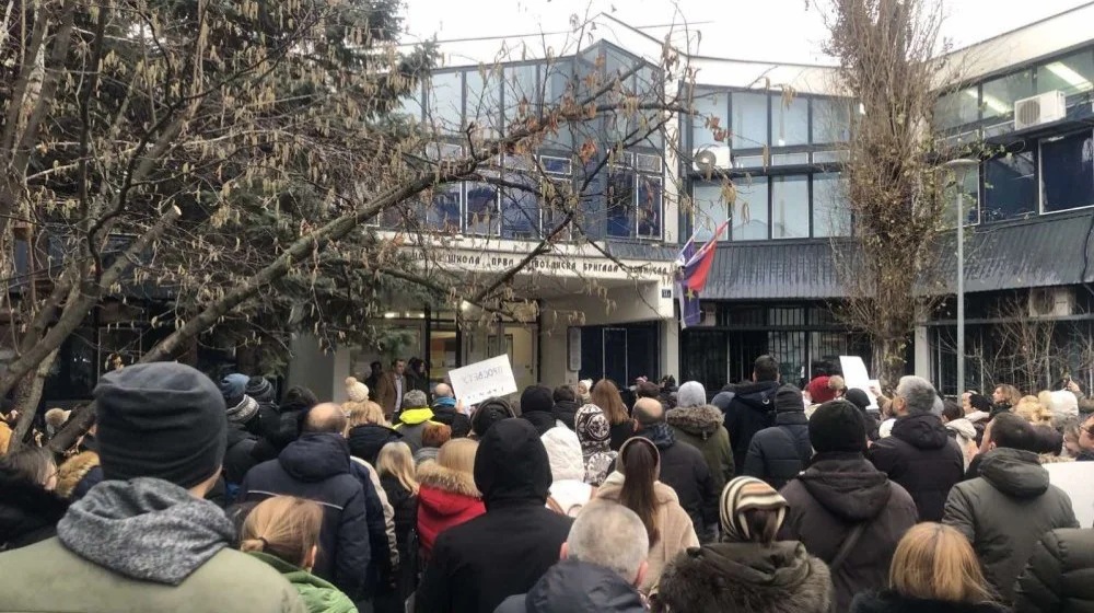 A rendőrség a tanóra alatt hallgatta meg a tanárt