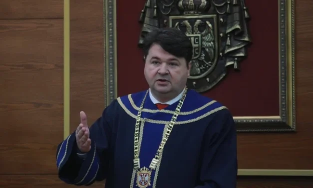 „Az Alkotmánybíróság elnöke az államfőnek kampányol”