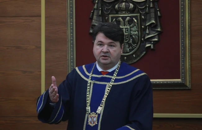 „Az Alkotmánybíróság elnöke az államfőnek kampányol”