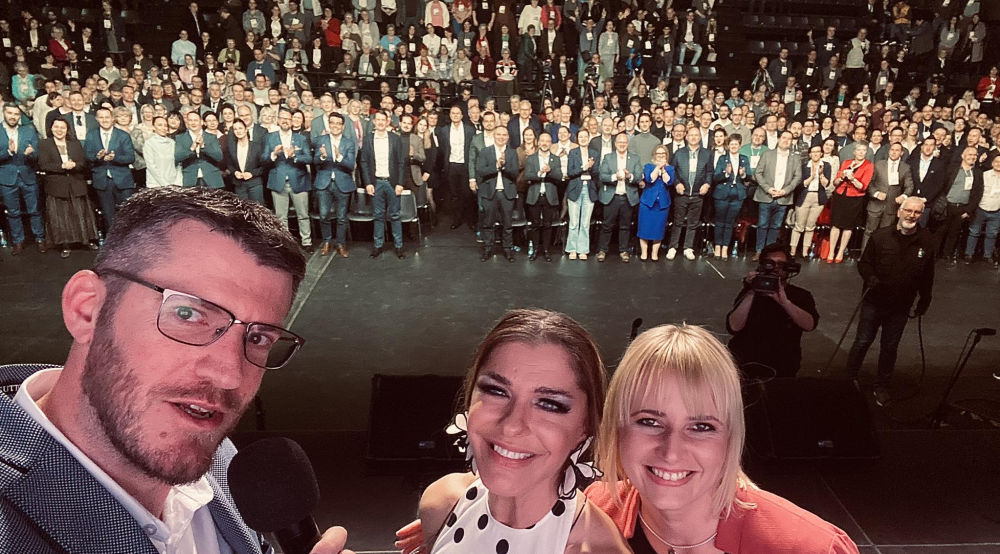 „A VMSZ nem egyenlő a vajdasági magyar közösséggel”