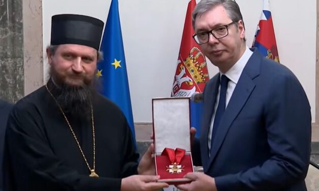 Kitüntette Vučićot, most egymillió eurót kap a költségvetési tartalékból egy boszniai egyházmegye