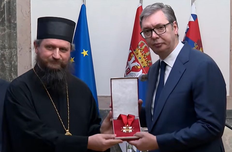Kitüntette Vučićot, most egymillió eurót kap a költségvetési tartalékból egy boszniai egyházmegye