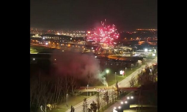 Fáklyákkal és tűzijátékkal ünnepelte néhány pártaktivista az államfő születésnapját