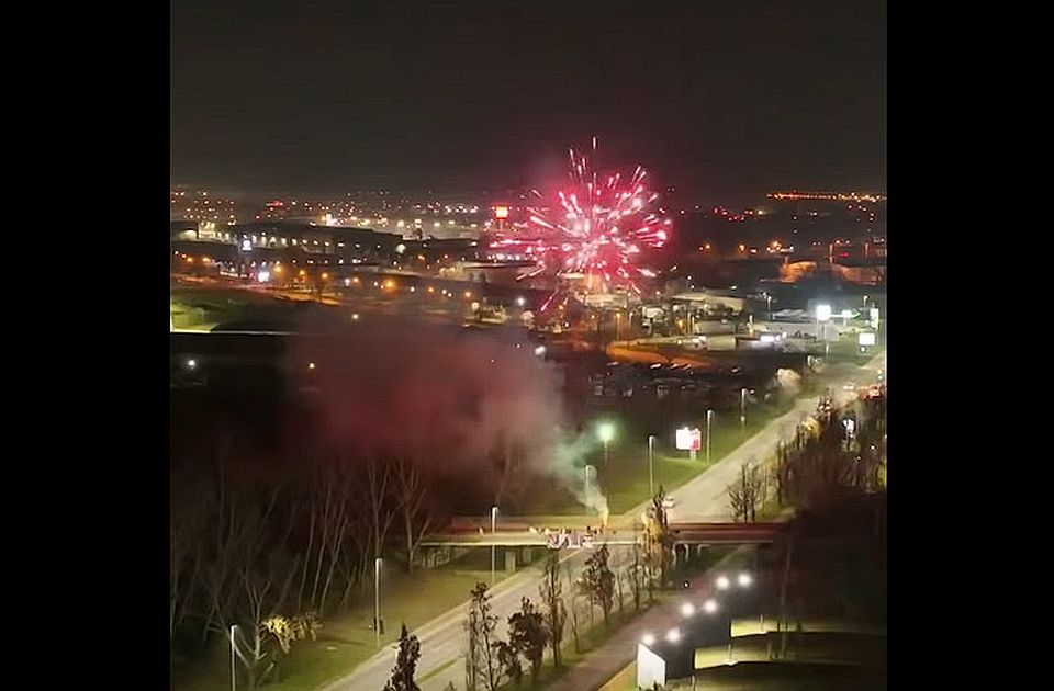 Fáklyákkal és tűzijátékkal ünnepelte néhány pártaktivista az államfő születésnapját