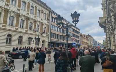 Vukašin tiszteletére tartottak csendes megemlékezést az újvidéki Közgazdasági Iskola előtt