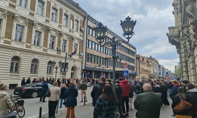 Vukašin tiszteletére tartottak csendes megemlékezést az újvidéki Közgazdasági Iskola előtt